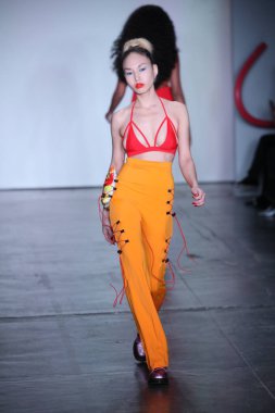 New York, Ny - Şubat 09: Manken pist Chromat için New York moda haftası sırasında yürür: New York'ta 9 Şubat 2018 Industria stüdyolarında gösterir. 
