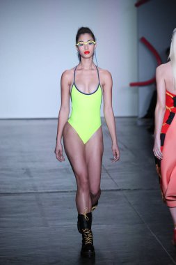 New York, Ny - Şubat 09: Manken pist Chromat için New York moda haftası sırasında yürür: New York'ta 9 Şubat 2018 Industria stüdyolarında gösterir. 