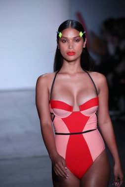 New York, Ny - Şubat 09: Manken pist Chromat için New York moda haftası sırasında yürür: New York'ta 9 Şubat 2018 Industria stüdyolarında gösterir. 