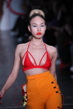 New York, Ny - Şubat 09: Manken pist Chromat için New York moda haftası sırasında yürür: New York'ta 9 Şubat 2018 Industria stüdyolarında gösterir. 