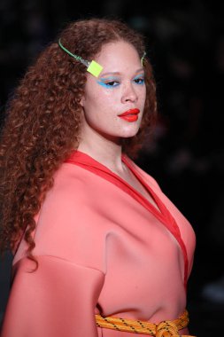 New York, Ny - Şubat 09: Manken pist Chromat için New York moda haftası sırasında yürür: New York'ta 9 Şubat 2018 Industria stüdyolarında gösterir. 