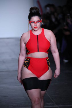 New York, Ny - Şubat 09: Manken pist Chromat için New York moda haftası sırasında yürür: New York'ta 9 Şubat 2018 Industria stüdyolarında gösterir. 
