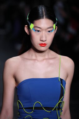 New York, Ny - Şubat 09: Manken pist Chromat için New York moda haftası sırasında yürür: New York'ta 9 Şubat 2018 Industria stüdyolarında gösterir. 