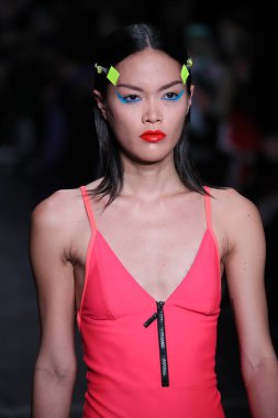 New York, Ny - Şubat 09: Manken pist Chromat için New York moda haftası sırasında yürür: New York'ta 9 Şubat 2018 Industria stüdyolarında gösterir. 