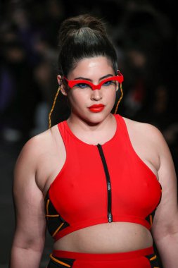 New York, Ny - Şubat 09: Manken pist Chromat için New York moda haftası sırasında yürür: New York'ta 9 Şubat 2018 Industria stüdyolarında gösterir. 