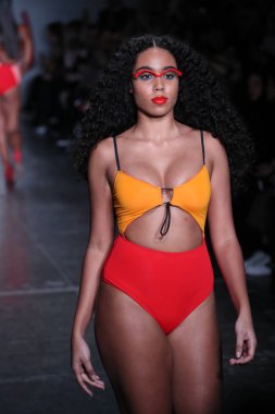 New York, Ny - Şubat 09: Manken pist Chromat için New York moda haftası sırasında yürür: New York'ta 9 Şubat 2018 Industria stüdyolarında gösterir. 