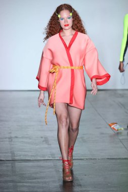 New York, Ny - Şubat 09: Manken pist Chromat için New York moda haftası sırasında yürür: New York'ta 9 Şubat 2018 Industria stüdyolarında gösterir. 