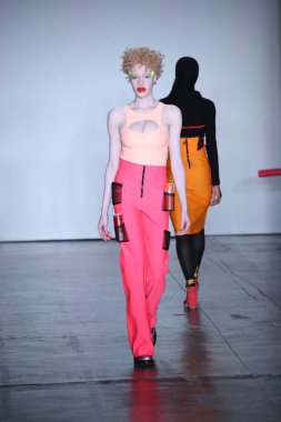 New York, Ny - Şubat 09: Manken pist Chromat için New York moda haftası sırasında yürür: New York'ta 9 Şubat 2018 Industria stüdyolarında gösterir. 