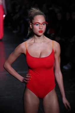 New York, Ny - Şubat 09: Manken pist Chromat için New York moda haftası sırasında yürür: New York'ta 9 Şubat 2018 Industria stüdyolarında gösterir. 