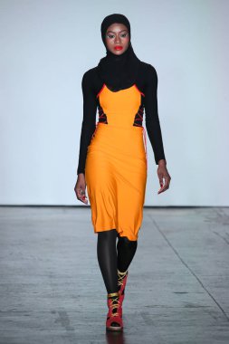 New York, Ny - Şubat 09: Manken pist Chromat için New York moda haftası sırasında yürür: New York'ta 9 Şubat 2018 Industria stüdyolarında gösterir. 