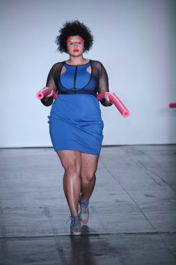 New York, Ny - Şubat 09: Manken pist Chromat için New York moda haftası sırasında yürür: New York'ta 9 Şubat 2018 Industria stüdyolarında gösterir. 