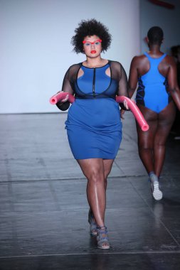 New York, Ny - Şubat 09: Manken pist Chromat için New York moda haftası sırasında yürür: New York'ta 9 Şubat 2018 Industria stüdyolarında gösterir. 