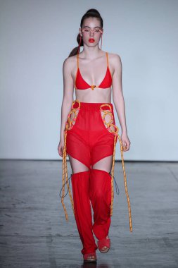 New York, Ny - Şubat 09: Manken pist Chromat için New York moda haftası sırasında yürür: New York'ta 9 Şubat 2018 Industria stüdyolarında gösterir. 