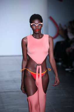 New York, Ny - Şubat 09: Manken pist Chromat için New York moda haftası sırasında yürür: New York'ta 9 Şubat 2018 Industria stüdyolarında gösterir. 