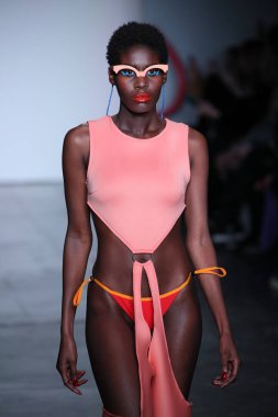 New York, Ny - Şubat 09: Manken pist Chromat için New York moda haftası sırasında yürür: New York'ta 9 Şubat 2018 Industria stüdyolarında gösterir. 