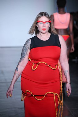 New York, Ny - Şubat 09: Manken pist Chromat için New York moda haftası sırasında yürür: New York'ta 9 Şubat 2018 Industria stüdyolarında gösterir. 