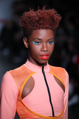 New York, Ny - Şubat 09: Manken pist Chromat için New York moda haftası sırasında yürür: New York'ta 9 Şubat 2018 Industria stüdyolarında gösterir. 