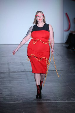 New York, Ny - Şubat 09: Manken pist Chromat için New York moda haftası sırasında yürür: New York'ta 9 Şubat 2018 Industria stüdyolarında gösterir. 