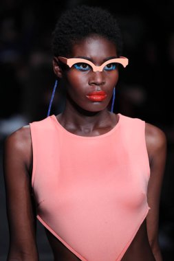 New York, Ny - Şubat 09: Manken pist Chromat için New York moda haftası sırasında yürür: New York'ta 9 Şubat 2018 Industria stüdyolarında gösterir. 