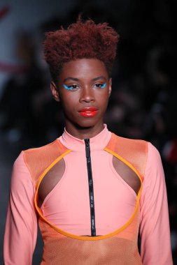 New York, Ny - Şubat 09: Manken pist Chromat için New York moda haftası sırasında yürür: New York'ta 9 Şubat 2018 Industria stüdyolarında gösterir. 