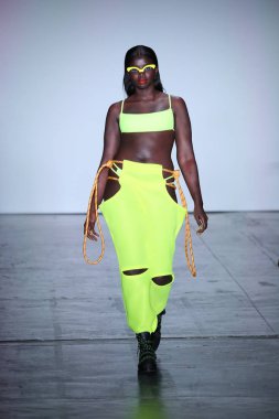 New York, Ny - Şubat 09: Manken pist Chromat için New York moda haftası sırasında yürür: New York'ta 9 Şubat 2018 Industria stüdyolarında gösterir. 