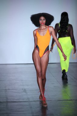 New York, Ny - Şubat 09: Manken pist Chromat için New York moda haftası sırasında yürür: New York'ta 9 Şubat 2018 Industria stüdyolarında gösterir. 