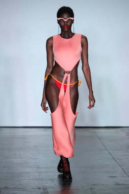 New York, Ny - Şubat 09: Manken pist Chromat için New York moda haftası sırasında yürür: New York'ta 9 Şubat 2018 Industria stüdyolarında gösterir. 