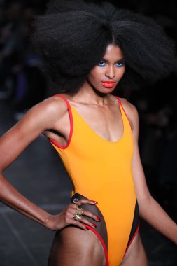 New York, Ny - Şubat 09: Manken pist Chromat için New York moda haftası sırasında yürür: New York'ta 9 Şubat 2018 Industria stüdyolarında gösterir. 