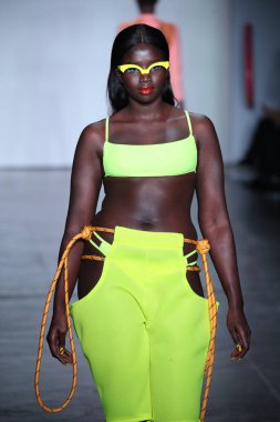 New York, Ny - Şubat 09: Manken pist Chromat için New York moda haftası sırasında yürür: New York'ta 9 Şubat 2018 Industria stüdyolarında gösterir. 