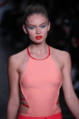 New York, Ny - Şubat 09: Manken pist Chromat için New York moda haftası sırasında yürür: New York'ta 9 Şubat 2018 Industria stüdyolarında gösterir. 