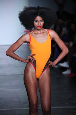 New York, Ny - Şubat 09: Manken pist Chromat için New York moda haftası sırasında yürür: New York'ta 9 Şubat 2018 Industria stüdyolarında gösterir. 