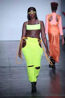 New York, Ny - Şubat 09: Manken pist Chromat için New York moda haftası sırasında yürür: New York'ta 9 Şubat 2018 Industria stüdyolarında gösterir. 