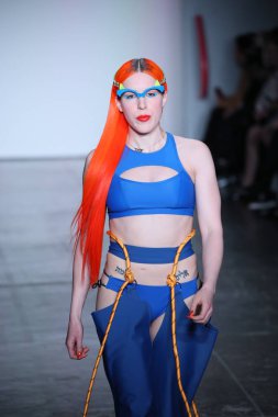 New York, Ny - Şubat 09: Manken pist Chromat için New York moda haftası sırasında yürür: New York'ta 9 Şubat 2018 Industria stüdyolarında gösterir. 