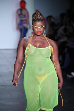 New York, Ny - Şubat 09: Manken pist Chromat için New York moda haftası sırasında yürür: New York'ta 9 Şubat 2018 Industria stüdyolarında gösterir. 