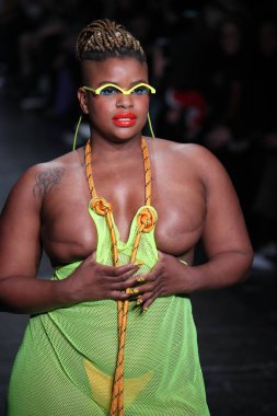 New York, Ny - Şubat 09: Manken pist Chromat için New York moda haftası sırasında yürür: New York'ta 9 Şubat 2018 Industria stüdyolarında gösterir. 