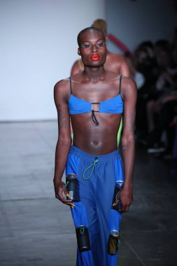 New York, Ny - Şubat 09: Manken pist Chromat için New York moda haftası sırasında yürür: New York'ta 9 Şubat 2018 Industria stüdyolarında gösterir. 