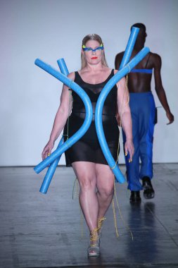 New York, Ny - Şubat 09: Manken pist Chromat için New York moda haftası sırasında yürür: New York'ta 9 Şubat 2018 Industria stüdyolarında gösterir. 