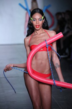 New York, Ny - Şubat 09: Manken pist Chromat için New York moda haftası sırasında yürür: New York'ta 9 Şubat 2018 Industria stüdyolarında gösterir. 