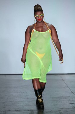 New York, Ny - Şubat 09: Manken pist Chromat için New York moda haftası sırasında yürür: New York'ta 9 Şubat 2018 Industria stüdyolarında gösterir. 