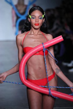 New York, Ny - Şubat 09: Manken pist Chromat için New York moda haftası sırasında yürür: New York'ta 9 Şubat 2018 Industria stüdyolarında gösterir. 