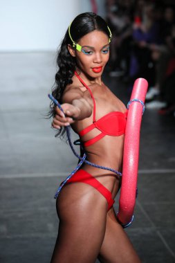 New York, Ny - Şubat 09: Manken pist Chromat için New York moda haftası sırasında yürür: New York'ta 9 Şubat 2018 Industria stüdyolarında gösterir. 