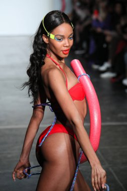 New York, Ny - Şubat 09: Manken pist Chromat için New York moda haftası sırasında yürür: New York'ta 9 Şubat 2018 Industria stüdyolarında gösterir. 