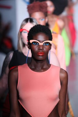 New York, Ny - Şubat 09: Modelleri yürüyüş pist final Chromat New York moda haftası sırasında için: New York'ta 9 Şubat 2018 Industria stüdyolarında gösterir. 