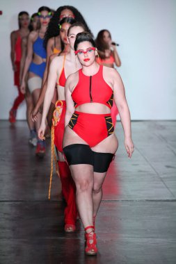 New York, Ny - Şubat 09: Modelleri yürüyüş pist final Chromat New York moda haftası sırasında için: New York'ta 9 Şubat 2018 Industria stüdyolarında gösterir. 