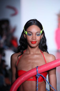 New York, Ny - Şubat 09: Modelleri yürüyüş pist final Chromat New York moda haftası sırasında için: New York'ta 9 Şubat 2018 Industria stüdyolarında gösterir. 