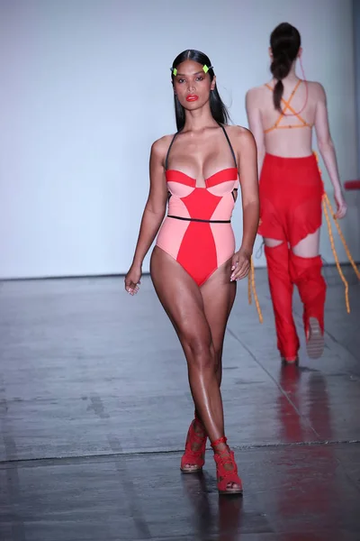 ニューヨーク ニューヨーク モデルは Chromat のニューヨーク ファッション ウィーク中に滑走路を歩く インドゥストリア スタジオ 2018 — ストック写真