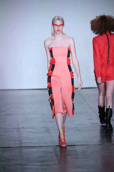 New York Février Mannequin Parcourt Piste Chromat Lors Fashion Week — Photo