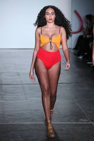 Nueva York Febrero Una Modelo Camina Por Pasarela Chromat Durante —  Fotos de Stock