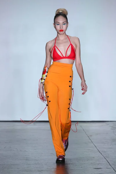 Nueva York Febrero Una Modelo Camina Por Pasarela Chromat Durante — Foto de Stock