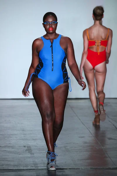 New York Février Mannequin Parcourt Piste Chromat Lors Fashion Week — Photo